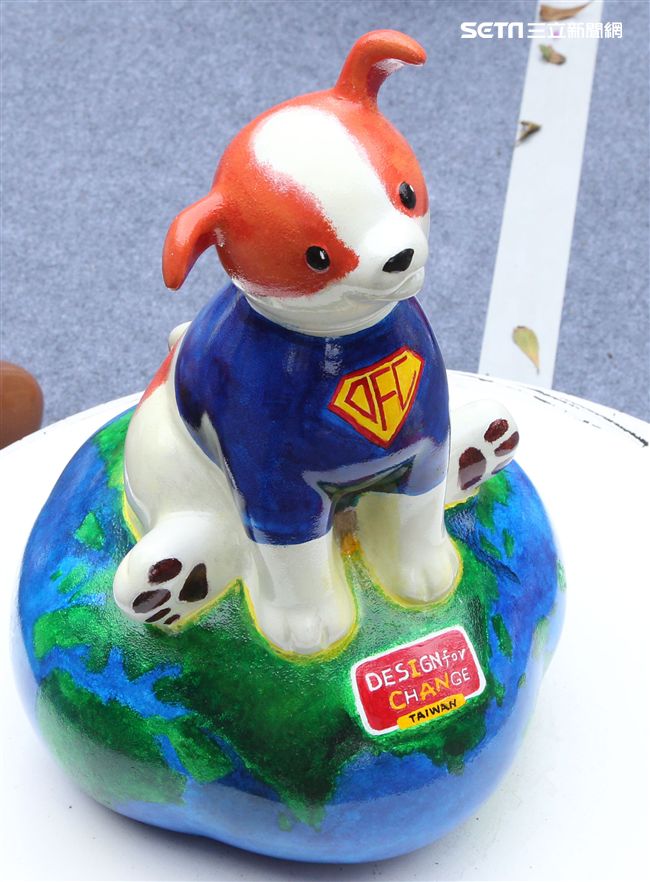 2018狗年燈展-新年旺旺旺展，總策展人黃子佼邀請藝人、插畫家、網紅、DJ等藝術家參與狗狗大軍露天展演氣勢旺，創作大軍獻藝彩繪300隻大小狗做公益，氣氛旺大家一起旺旺旺。（記者邱榮吉/攝影）