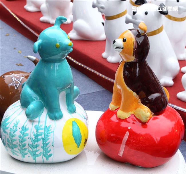 2018狗年燈展-新年旺旺旺展，總策展人黃子佼邀請藝人、插畫家、網紅、DJ等藝術家參與狗狗大軍露天展演氣勢旺，創作大軍獻藝彩繪300隻大小狗做公益，氣氛旺大家一起旺旺旺。（記者邱榮吉/攝影）