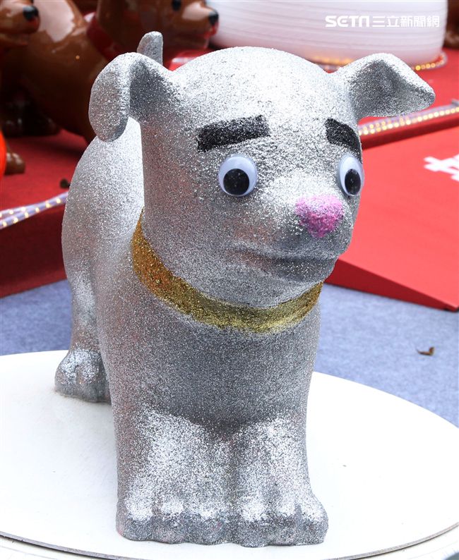 2018狗年燈展-新年旺旺旺展，總策展人黃子佼邀請藝人、插畫家、網紅、DJ等藝術家參與狗狗大軍露天展演氣勢旺，創作大軍獻藝彩繪300隻大小狗做公益，氣氛旺大家一起旺旺旺。（記者邱榮吉/攝影）