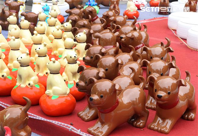 2018狗年燈展-新年旺旺旺展，總策展人黃子佼邀請藝人、插畫家、網紅、DJ等藝術家參與狗狗大軍露天展演氣勢旺，創作大軍獻藝彩繪300隻大小狗做公益，氣氛旺大家一起旺旺旺。（記者邱榮吉/攝影）