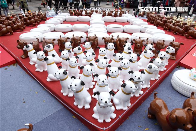 2018狗年燈展-新年旺旺旺展，總策展人黃子佼邀請藝人、插畫家、網紅、DJ等藝術家參與狗狗大軍露天展演氣勢旺，創作大軍獻藝彩繪300隻大小狗做公益，氣氛旺大家一起旺旺旺。（記者邱榮吉/攝影）
