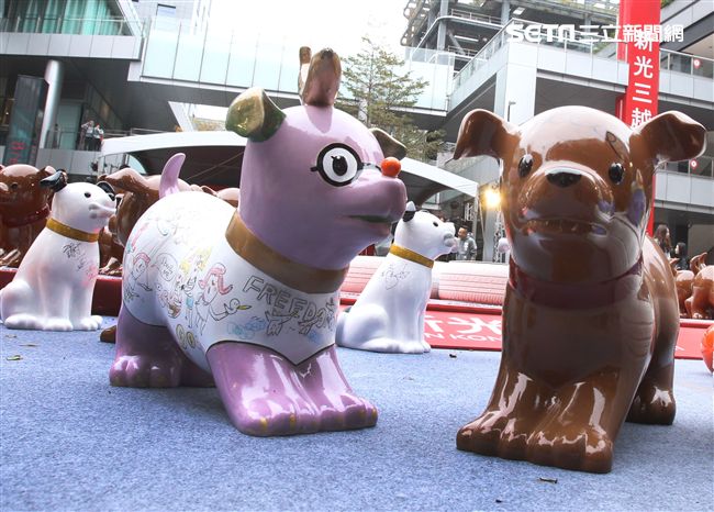 2018狗年燈展-新年旺旺旺展，總策展人黃子佼邀請藝人、插畫家、網紅、DJ等藝術家參與狗狗大軍露天展演氣勢旺，創作大軍獻藝彩繪300隻大小狗做公益，氣氛旺大家一起旺旺旺。（記者邱榮吉/攝影）