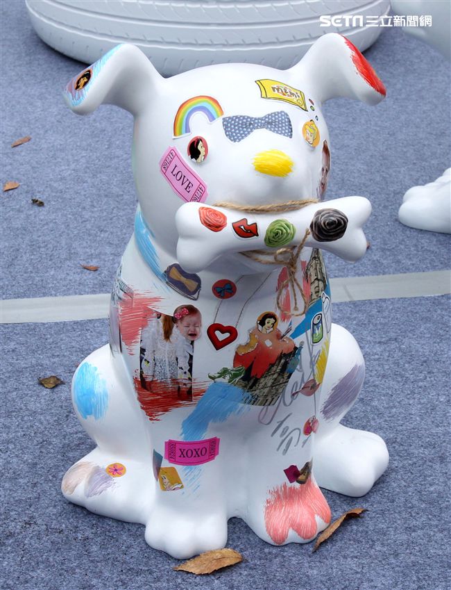 2018狗年燈展-新年旺旺旺展，總策展人黃子佼邀請藝人、插畫家、網紅、DJ等藝術家參與狗狗大軍露天展演氣勢旺，創作大軍獻藝彩繪300隻大小狗做公益，氣氛旺大家一起旺旺旺。（記者邱榮吉/攝影）