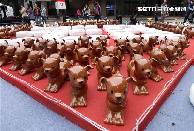2018狗年燈展-新年旺旺旺展，總策展人黃子佼邀請藝人、插畫家、網紅、DJ等藝術家參與狗狗大軍露天展演氣勢旺，創作大軍獻藝彩繪300隻大小狗做公益，氣氛旺大家一起旺旺旺。（記者邱榮吉/攝影）