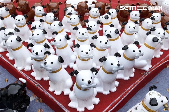 2018狗年燈展-新年旺旺旺展，總策展人黃子佼邀請藝人、插畫家、網紅、DJ等藝術家參與狗狗大軍露天展演氣勢旺，創作大軍獻藝彩繪300隻大小狗做公益，氣氛旺大家一起旺旺旺。（記者邱榮吉/攝影）