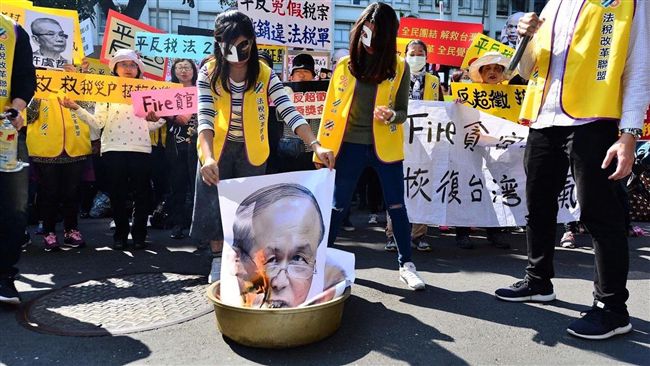 千人包圍財政部　怒吼許虞哲下台