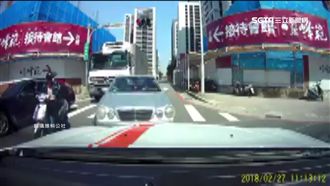 賓士違規並排停紅燈　乾瞪眼4秒才走