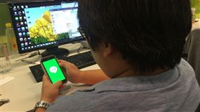用iPhone手機使用更新版line。（圖／示意圖）