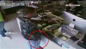 佯裝顧客挑手機 平頭哥大白天賊趁亂摸走手機