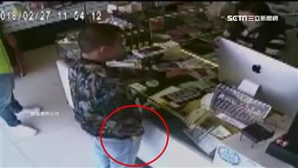 佯裝顧客認真挑　平頭哥趁亂摸走手機