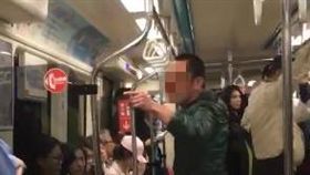 吐「檳榔汁」血染北捷　男爆氣槓保全：反正開單而已啦！ 圖／翻攝自爆料公社