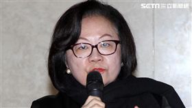 華視人事大地震，新聞部經理莊豐嘉主持記者會，董事長陳郁秀率施振榮、張天立、徐瑞希董監事駁黑箱作業。（記者邱榮吉/攝影）