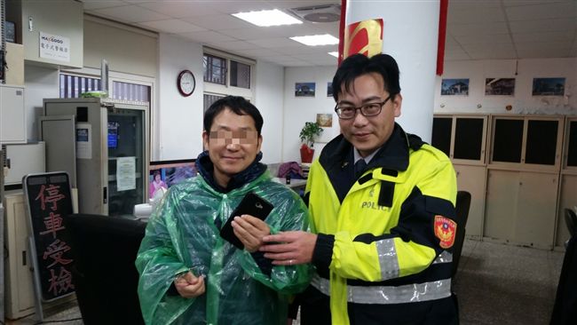 歐爸遊金瓜石掉手機　警逐人過濾歸還