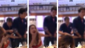 【18禁】下流乾洗手　男當眾抓爆乳妹的手放進褲襠(圖/翻自《khaosod》)