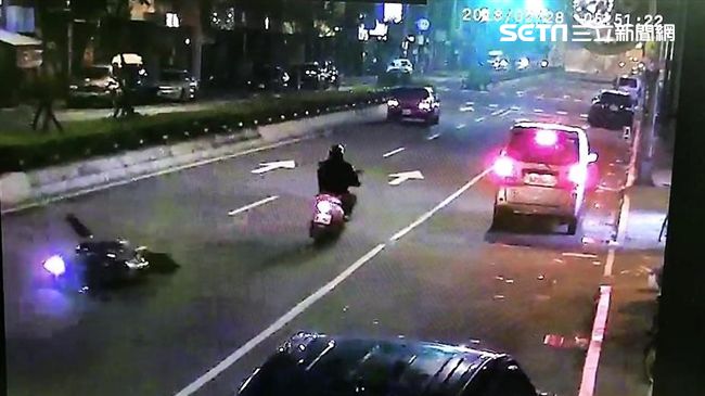 過馬路遭重機追撞　騎士重傷行人不治