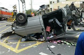小貨車闖越平交道…遭台鐵自強號撞上！西線正常通車
翻攝畫面