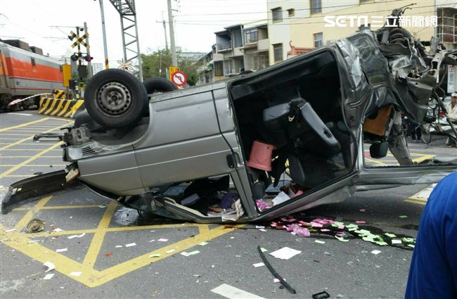 他下車扶騎士⋯車被火車撞翻還被罰錢