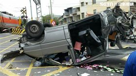 小貨車闖越平交道…遭台鐵自強號撞上！西線正常通車
翻攝畫面