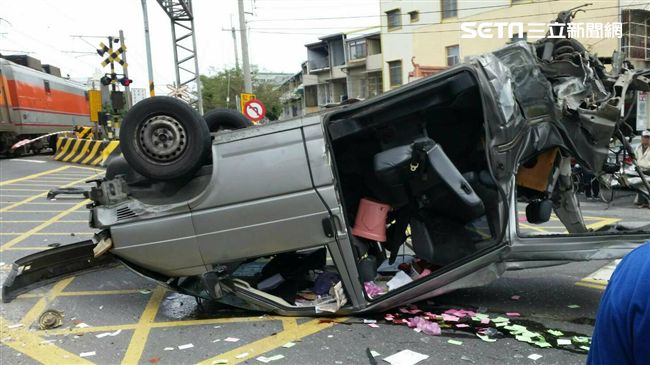 闖平交道遭自強號撞　小貨車駕駛昏迷