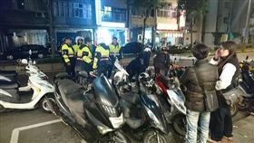 士林分局社子所警員陳建中攔查黃姓毒蟲遭衝撞（翻攝自爆料公社）