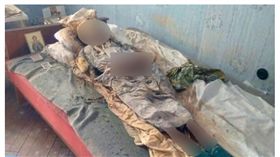 77歲獨居老婦病倒公寓　幫「母親屍體」穿白洋裝同住30年(圖/翻攝自east2west news)
