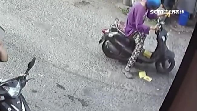 瘋狂路口！騎士當街燒金紙、狂女毆人