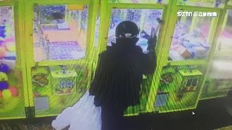 缺錢花起歹念　臨時工持鐵鎚竊娃娃機
