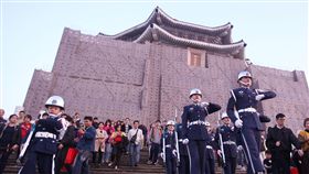中正紀念堂儀隊現身　民眾興奮跟隨（2）中正紀念堂儀隊10日傍晚依例進行降旗儀式，一名小朋友也穿著儀隊服裝隨儀隊行進，模樣可愛，吸引民眾搶拍大小儀隊。中央社記者吳翊寧攝  106年12月10日