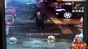 26歲準新郎慶生失蹤！30天後遺體被找到　監視器畫面超驚駭
▲喝醉的喬保彬失蹤前最後影像曝光。（圖／翻攝甬派）