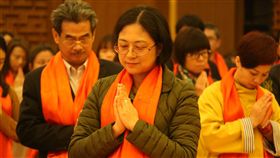 PM
盧麗安沒回台過年　想念母親
上海台聯會長盧麗安28日出席靜安寺新春祈福活動，她
今年沒有回台過年，憶及母親時一度哽咽。雖然中共黨
員不能信教，但盧麗安也隨俗和台商一起禱念，在祈福
儀式期間雙手合掌、冥思。
中央社記者陳家倫上海攝　107年2月28日