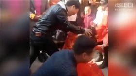 拜堂成親被逼磕頭　強國新娘氣到對男子巴頭(圖/翻攝自看看新聞的秒拍)