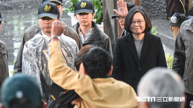蔡紀念228　抗議人士遭維安架離