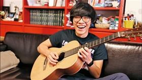 先知！盧廣仲這樣做　避開衛生紙之亂（圖／ALL ABOUT CROWD LU盧廣仲 臉書）