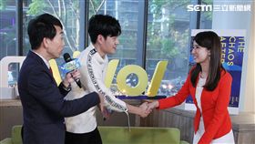 周興哲上「安安大明星」直播宣傳專輯。（記者邱榮吉/攝影）