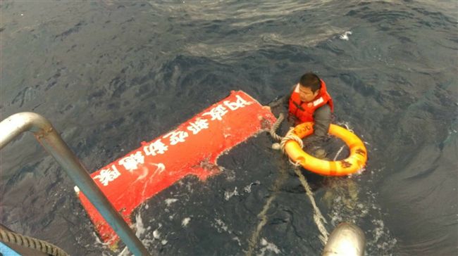 綠島海面疑尋獲黑鷹艙門　打撈待鑑定