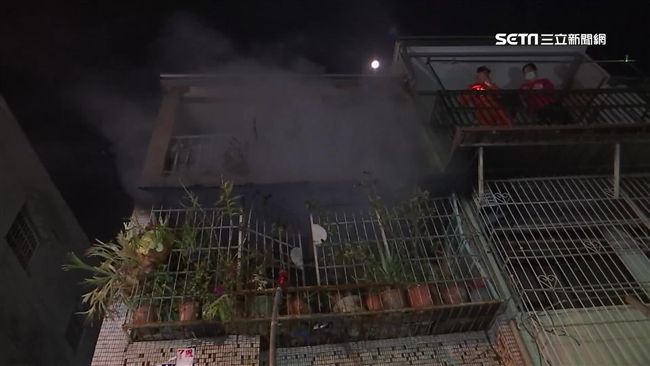 廚房起火延燒　雜物太多婦困2樓陽台