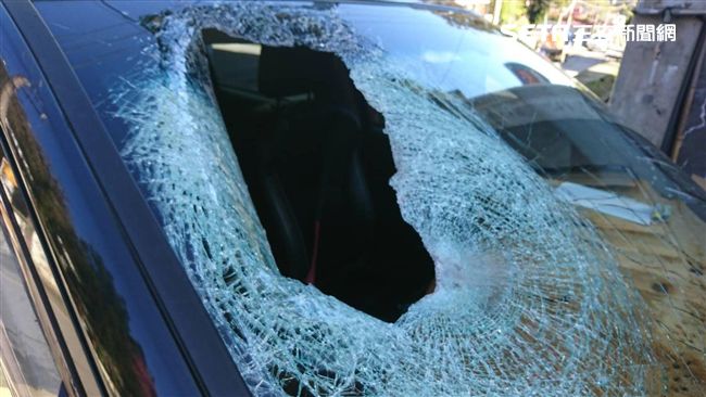 落石砸中轎車　祖母傷、2歲孫不治