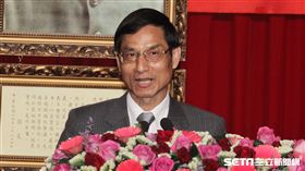 退輔會新卸任主委交接由行政院政務委員林萬億（中）主持監交，（右）新任主委邱國正（左）卸任主委李翔宙。（記者邱榮吉/攝影）