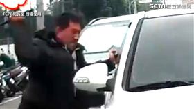 詐騙嫌犯拒捕，警方霸氣破窗逮人。