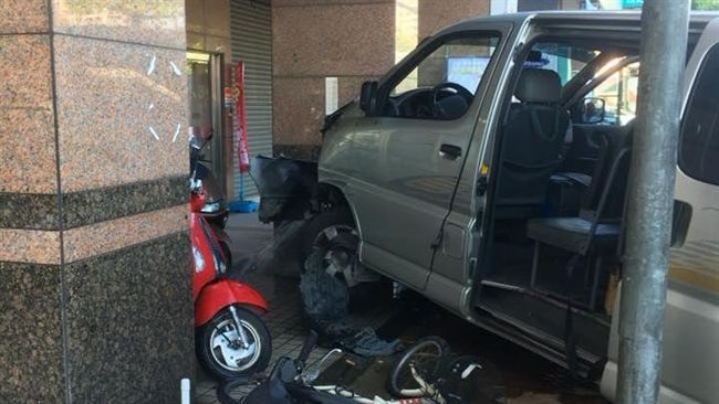 仁愛之家復康巴士暴衝　撞3車釀5傷