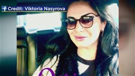 俄羅斯一名女子那索羅瓦（Viktoria Nasyrova）在當地犯案後，又跑到美國繼續殺人，她疑似想盜用一名外貌與她相似的女子身分，在該女子的起司蛋糕中下毒，所幸女子沒有死亡，才意外揭開這起謀殺案。（圖／翻攝自New York Daily News）