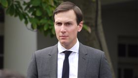 川普女婿庫許納新加坡總理李顯龍23日造訪白宮，美國總統川普的女婿、白宮資深顧問庫許納現身李顯龍與川普的聯合記者會。中央社記者鄭崇生華盛頓攝  106年10月24日