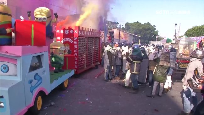 鹽水武廟起炮　神轎遶境炸元宵