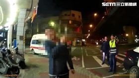 高雄市發酒瘋的徐男欲持刀自殘，遭警方趁機壓制奪刀後逮捕（翻攝畫面）