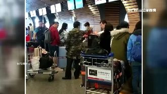 名字錯無法登機！男跳進櫃檯飆罵地勤