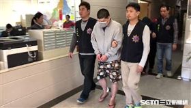 台北市士林分局社子所警員陳建中，深夜盤查黃男卻遭撞，雙腿還被機車車輪輾過，警方循線逮獲黃男及李姓友人，訊後依妨害公務、毒品及傷害等罪移送法辦（翻攝畫面）