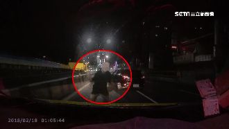 不滿被按喇叭　惡男逼車還狠砸小黃