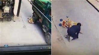 媽轉頭付錢　娃娃車倒地嬰兒遭輾爆頭