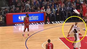 James Harden晃倒Wesley Johnson（圖／翻攝自YouTube）
