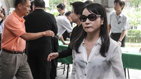 劉文雄葬禮，周玉蔻到場默哀 圖／記者林敬旻攝